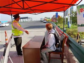 溫馨指引學生等車，守護一方平安旅途